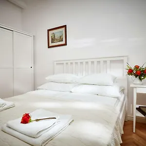 Apartment Mariensztat / Old Town Place For, Warsaw